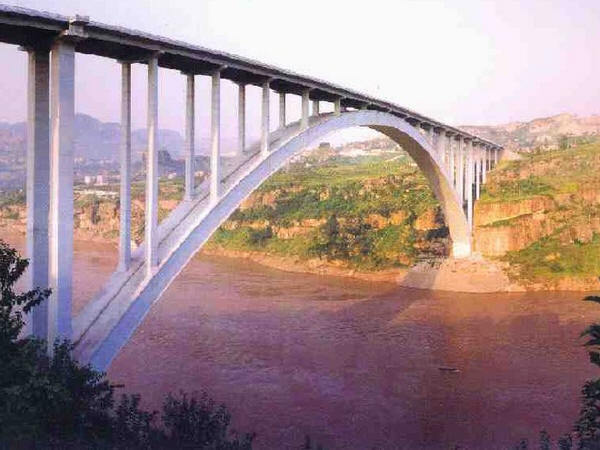 好看的桥墩资料下载-万州长江公路大桥首创“新型防撞设施”