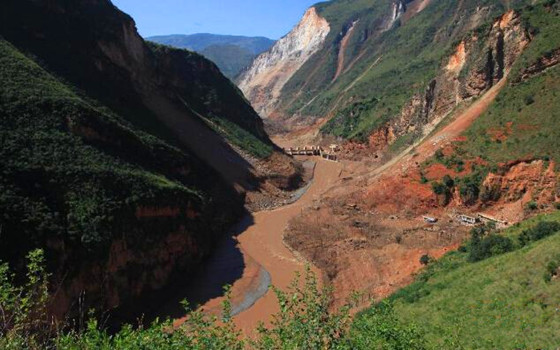库底防渗处理资料下载-鲁甸地震形成的堰塞湖建成水电站，首台机组明年底发电