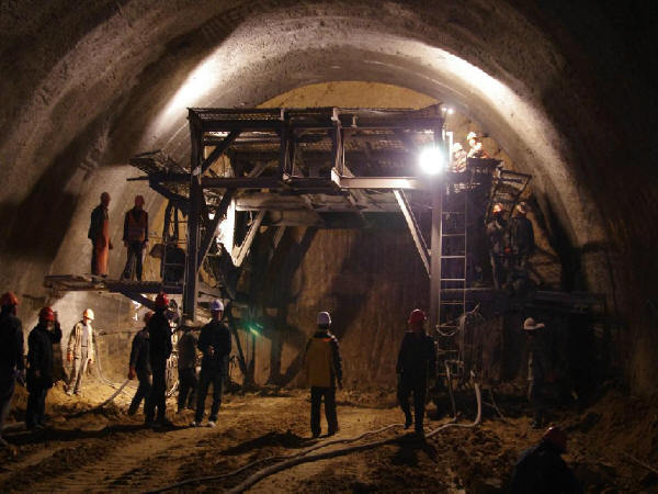 隧道瓦斯地段施工资料下载-隧道不良地质及风险地段的施工措施