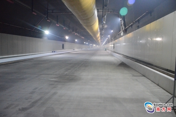 港珠澳大桥岛隧工程项目资料下载-港珠澳大桥海底隧道照明、消防、装饰等附属工程安装完成