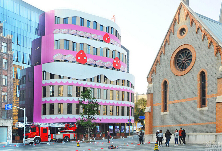 上海外滩建筑外立面资料下载-粉色蛋糕楼现上海外滩，专家质疑该楼违规