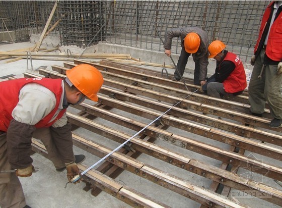 [北京]框剪结构超高层建筑单侧支模施工新技术-背肋安装 