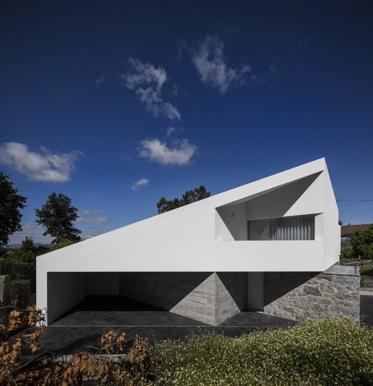 葡萄牙三角住宅cad资料下载-现代雕塑立体切割的艺术品：葡萄牙三角住宅