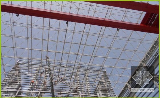 [天津]钢结构试验厂房工程创市级文明工地汇报材料（99页 附图丰富）-低跨网架拼装