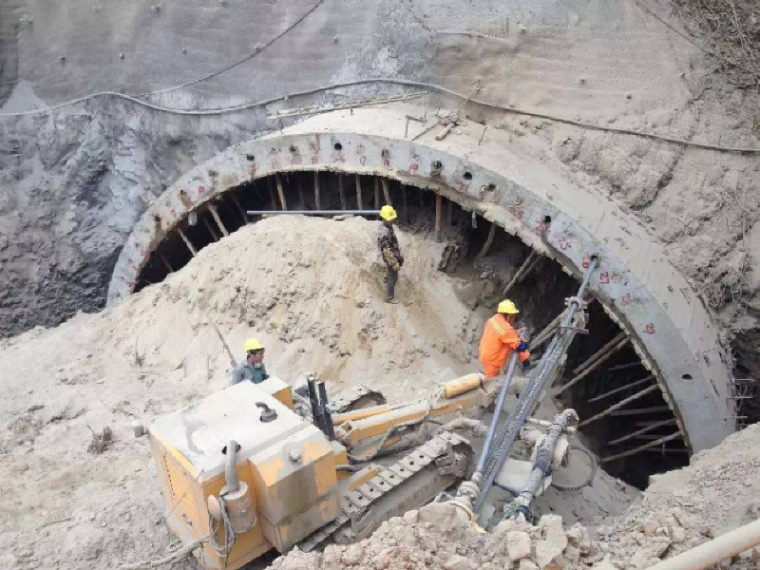 管棚施工图片资料下载-隧道超前大管棚施工一级安全交底记录