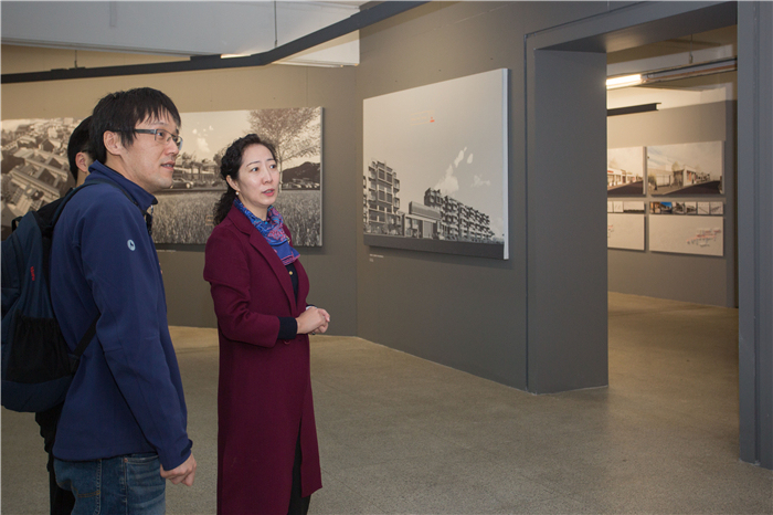 央美建筑设计院首展“超场域：乡村与都市空间的文化实践”开幕-5 中央美术学院教务处处长王晓琳等嘉宾观看展览.jpg