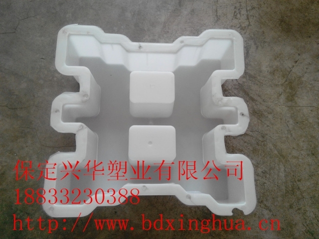 生态植草沟设计图资料下载-空心连锁植草模具