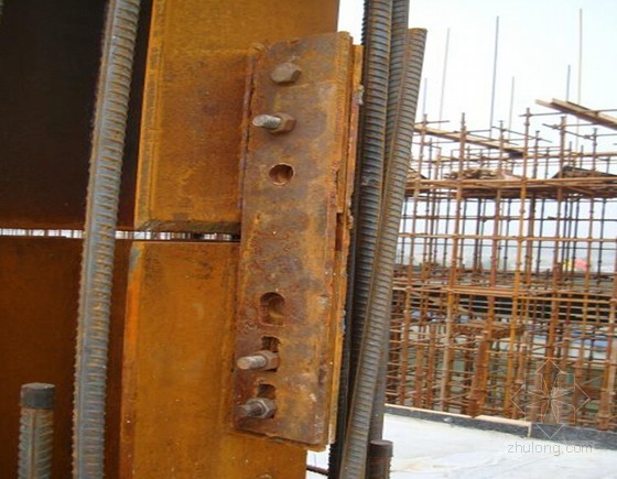 劲性混凝土组合结构框架梁柱施工工法-耳板临时固定劲钢柱 