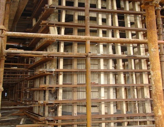 劲性混凝土组合结构框架梁柱施工工法-安装完成后的柱模 