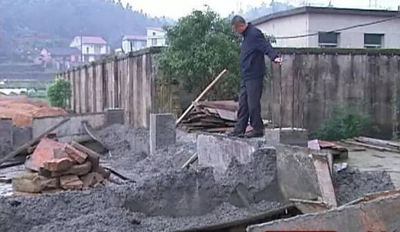 宅基地建房资料下载-江西农民在建房遭强拆，执法大队长：权大于法