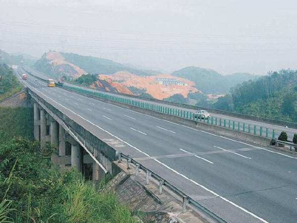 高速安全岛钢结构资料下载-钢结构在高速公路桥梁中的应用及其施工探析