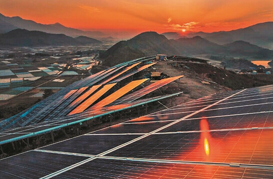 太阳能板建筑资料下载-福建最大光伏发电站22万块太阳能电池板成金色梯田