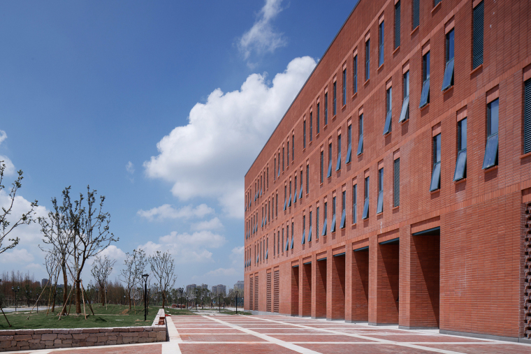 海宁浙江大学国际联合学院综合体育馆-Photo010_Building_façade_with_red_earthenware_bricks