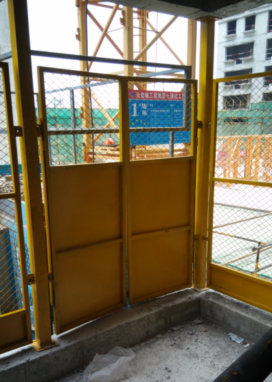 施工电梯基础方案（昆明产业基地）-卸料平台防护门