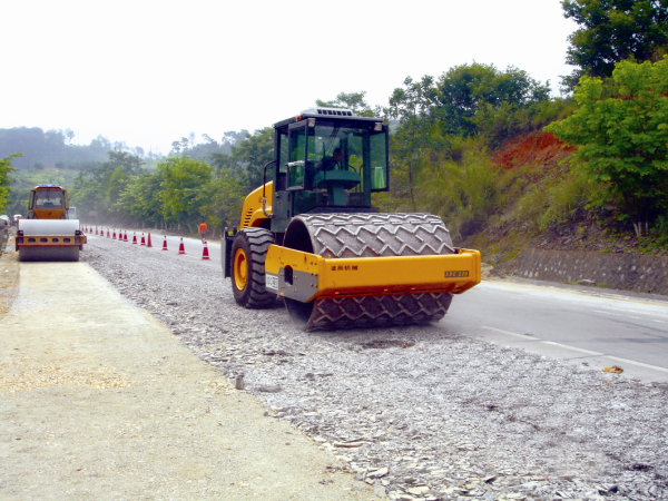 公路水泥混凝土路面修复资料下载-水泥混凝土路面再生利用技术(多锤头破碎)