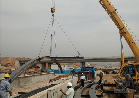 钢结构高铁站站资料下载-大型火车站多连跨钢结构雨棚施工工法（丰富流程照片）