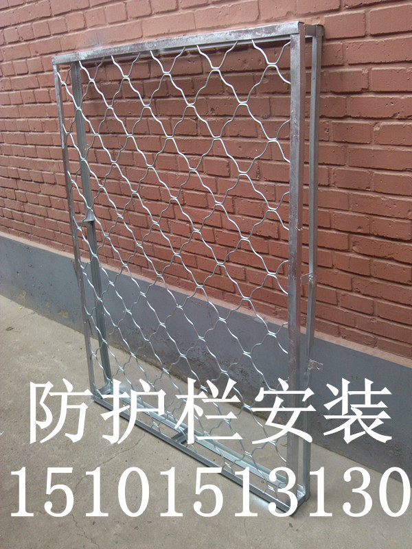 小区防护栏资料下载-石景山区杨庄小区安装窗户防护栏不锈钢防盗窗