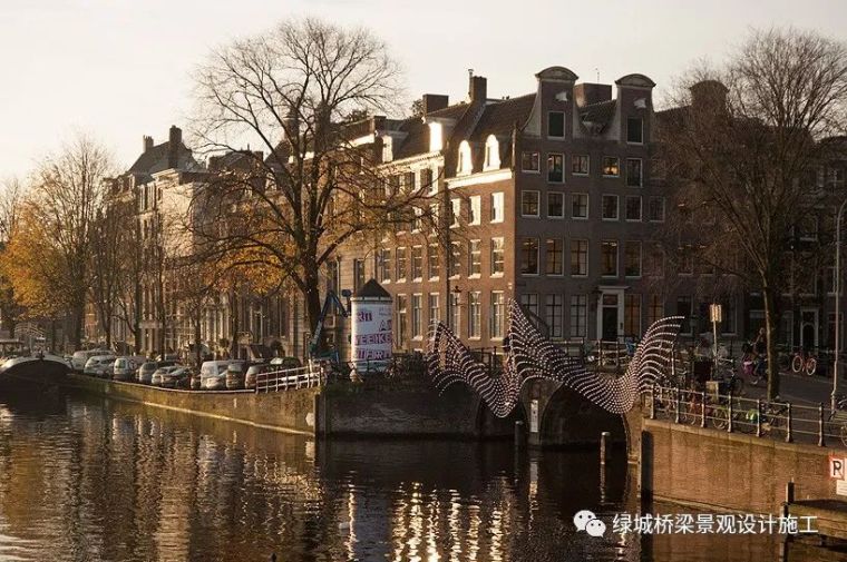 波浪起伏的“光桥”点亮阿姆斯特丹的运河_6