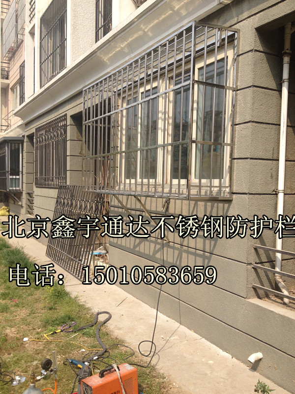 小区防护栏资料下载-昌平县城附近安装小区防护栏阳台不锈钢防盗窗