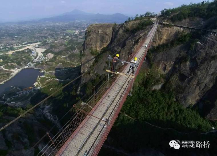 玻璃走道详图资料下载-吓死宝宝了，原来“吓哭”很多人的玻璃桥是这样建的！