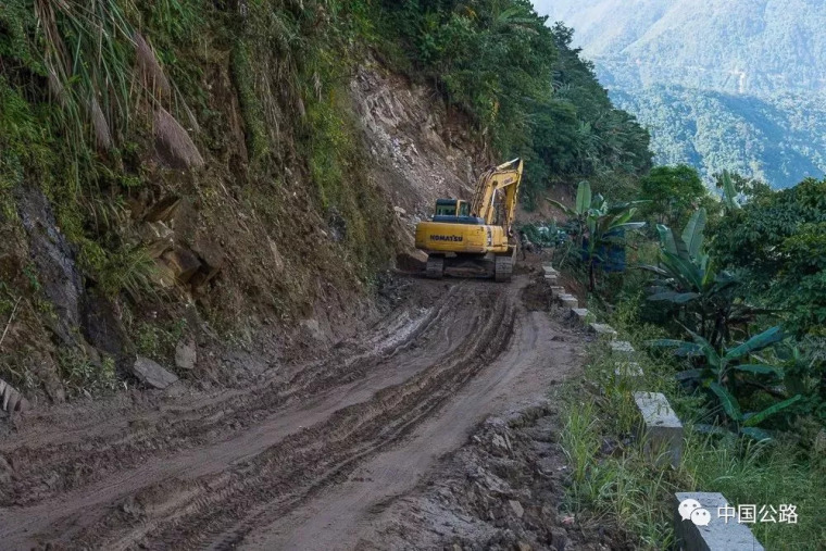 中国最难修的公路，117公里修了近50年,它为何这么难修？_7