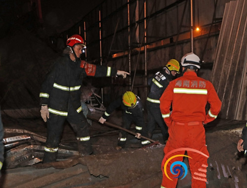 海口丘海大道延长线工地楼顶坍塌，已致两人死亡！-消防员在坍塌现场搜救被埋人员.jpg