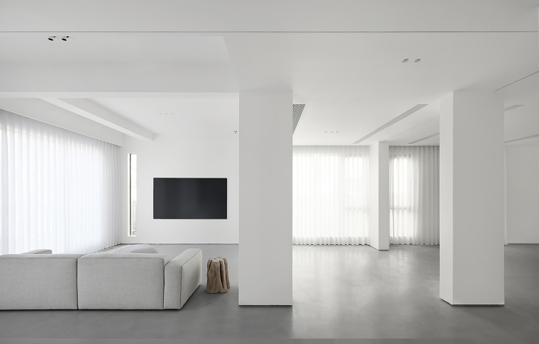 表达无限空间的简单住宅室内客厅实景图