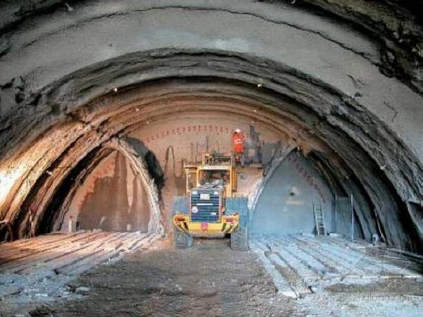 透水混凝土振捣资料下载-隧道洞内渗水——形成原因、预防措施、整治方案