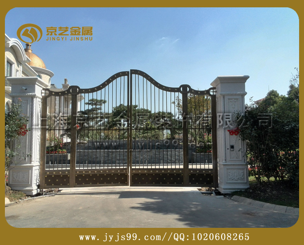 别墅大门材质资料下载-浅谈家居装饰中铁艺大门选择方式
