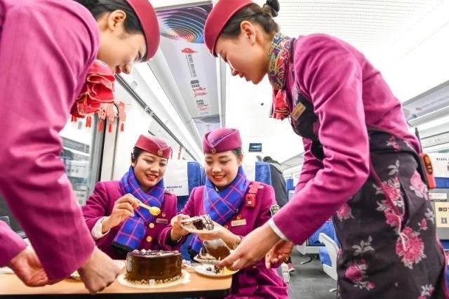 马德里广场上的彩云资料下载-铁路青年的中国好服务把青春献给开往新时代的列车