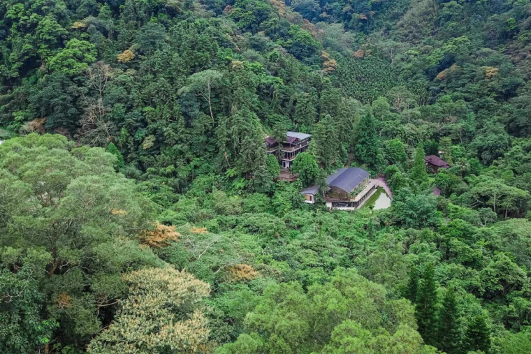 西南交通大学周教授资料下载-教授买下12000㎡山谷，一个人住...