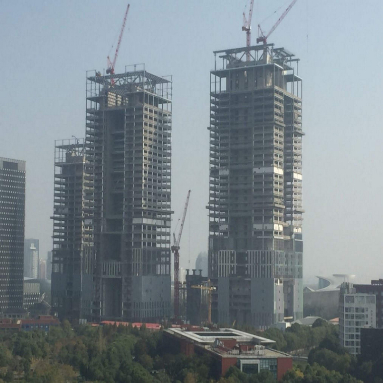 上海金融中心建筑结构资料下载-全球跨度最大竖向幕墙钢结构系统项目上海国际金融中心顺利封顶！