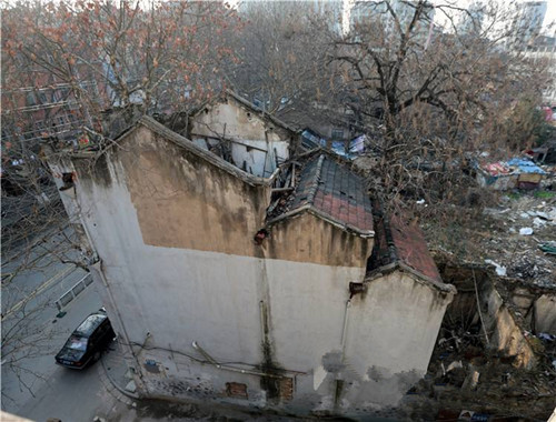 古建筑模型两层小楼资料下载-南京升州路两文物破损严重，屋顶坍塌摇摇欲坠！