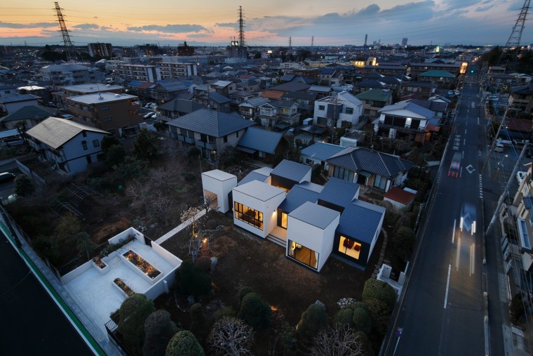 体量住宅资料下载-按照“1+2+1+2+1”来排布建筑体量 —— 日本，跳房子住宅