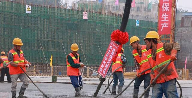 成都首个全地下“地铁医院”主体结构封顶-2_副本