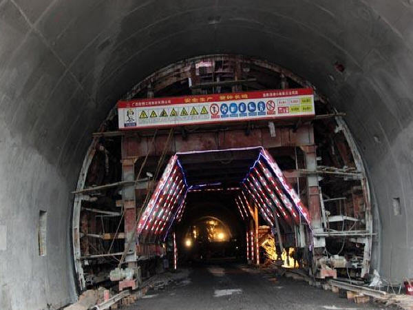 溶及涌水处理资料下载-隧道岩溶施工处理技术探讨