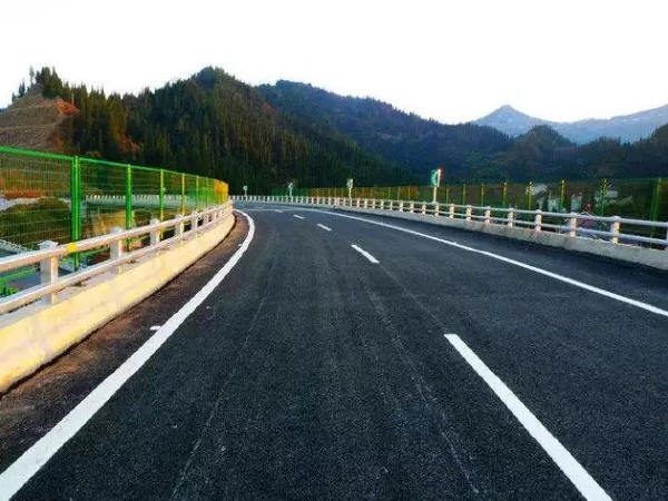 高速公路路面维修处治资料下载-高速公路路面微表处养护施工