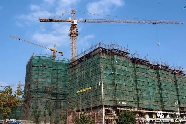 建筑工地违章资料下载-建筑工地施工现场安全通道长度有何要求？