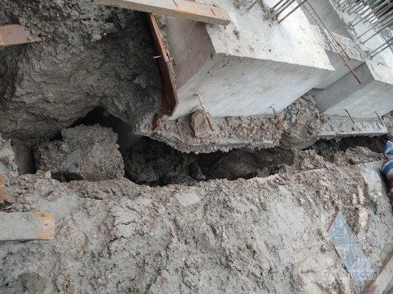 [上海]格栅式水泥土挡墙围护基坑坍塌事故原因分析及经验总结-水泥土挡墙倾斜裂缝 