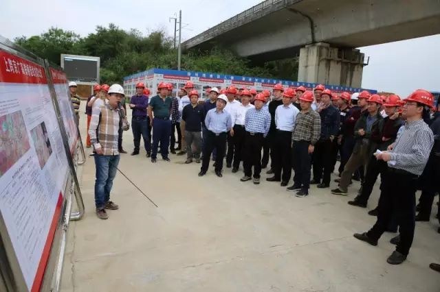 公路餐厅装修资料下载-这才是真正的高速公路标准化工地！