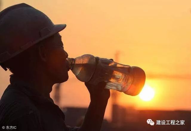 地铁站后施工标准化资料下载-如果没有70后农民工，建筑工地都将面临停工！