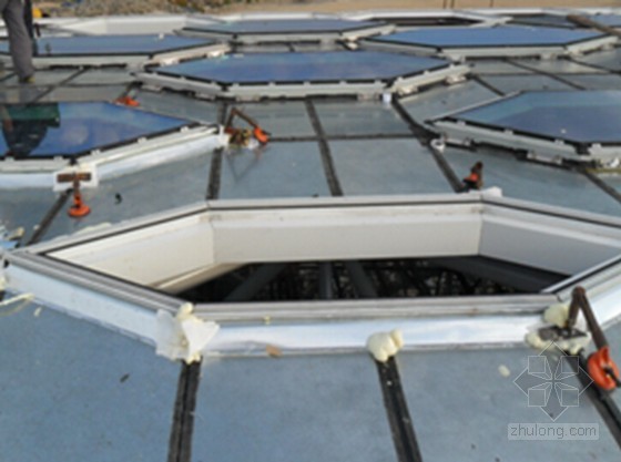 [QC成果]提高航站楼工程蜂巢幕墙屋面防水施工质量（图文并茂）-自粘防水卷材黏贴 