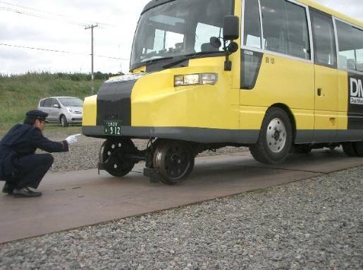 日本发明公路轨道两用车！是创新还是逗比？_9