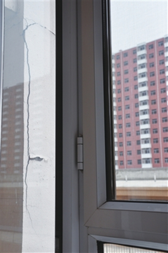 阳台维修设计资料下载-入住不到三年，居民家阳台墙体开裂