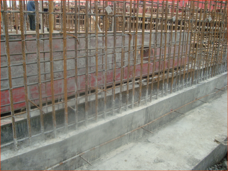 建筑工程地下及屋面防水施工及质量通病防治(128页)-砼浇捣后钢板止水带进行清洗