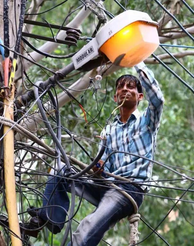 印度电工绝对是世界上实战力最强的，这么复杂的电线我头一次见_6