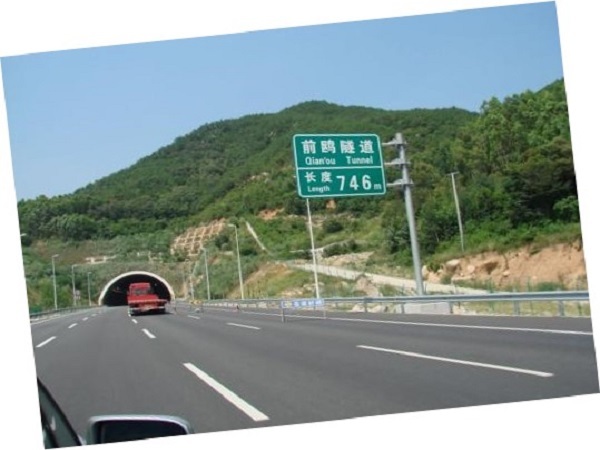 公路隧道三车道断面资料下载-公路双洞八车道超大断面隧道设计理念与方法
