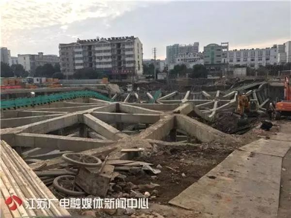 南京基坑降水资料下载-南京一在建工地发生大面积基坑塌陷，事故预防及应急措施有哪些？