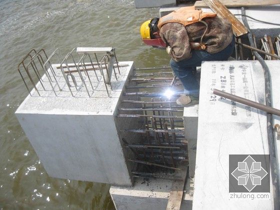 [天津]高桩码头施工全过程高清照片集（53张）-接缝钢筋绑扎