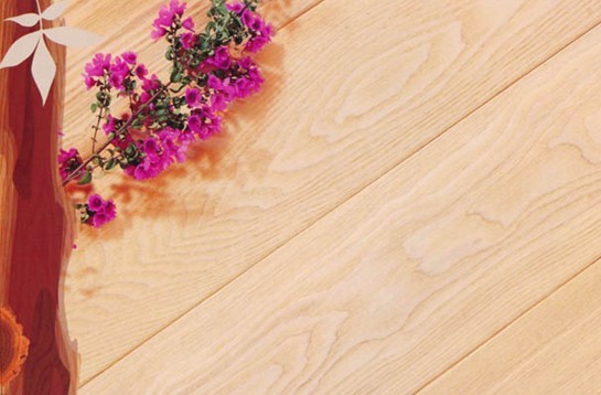 实木地板与复合木地板资料下载-水曲柳实木地板，清新家装的不二之选